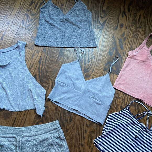 SOLD- LOT OF MIXXED CROP TOPS WITH 2 SHORTS SIZE SMALL XS - Picture 6 of 15